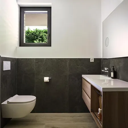 דירה Salvatorehomes - Pure Luxury In The Centre Of With Pool & Private Jacuzzi - Casa Olivia - A 5 Star Luxury Collection At Garda ברדולינו