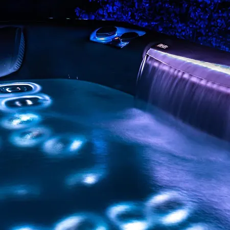 Salvatorehomes - Pure Luxury In The Centre Of With Pool & Private Jacuzzi - Casa Olivia - A 5 Star Luxury Collection At Garda דירה