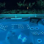 아파트 Salvatorehomes - Luxury In The Centre Of With Private Jacuzzi & Direct Access To Infinity Pool - Casa Olivia - A 5 Star Luxury Collection At Garda