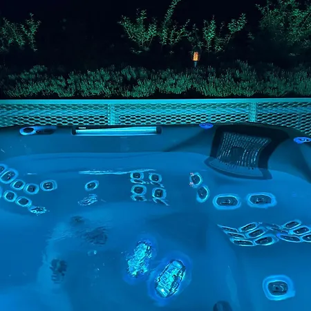 Apartment Salvatorehomes - Luxury In The Centre Of With Private Jacuzzi & Direct Access To Infinity Pool - Casa Olivia - A 5 Star Luxury Collection At Garda