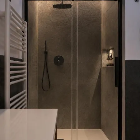 شقة Salvatorehomes - Luxury In The Centre Of With Private Jacuzzi & Direct Access To Infinity Pool - Casa Olivia - A 5 Star Luxury Collection At Garda باردولينو